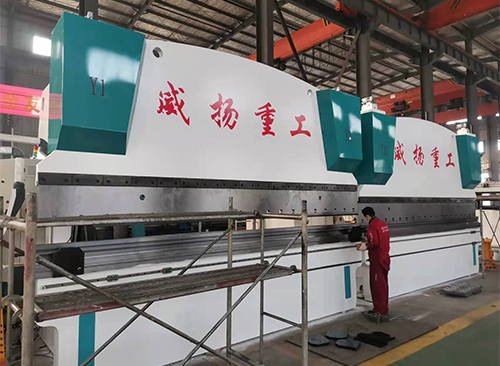 このスイングシャーリングマシンは、供給およびスタッキングシステムを備えた自動生産ラインに統合できますか?