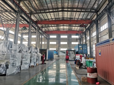 この大型ベンディングマシンは、曲げ全長にわたるたわみのクラウニング補正をどのように処理しますか?